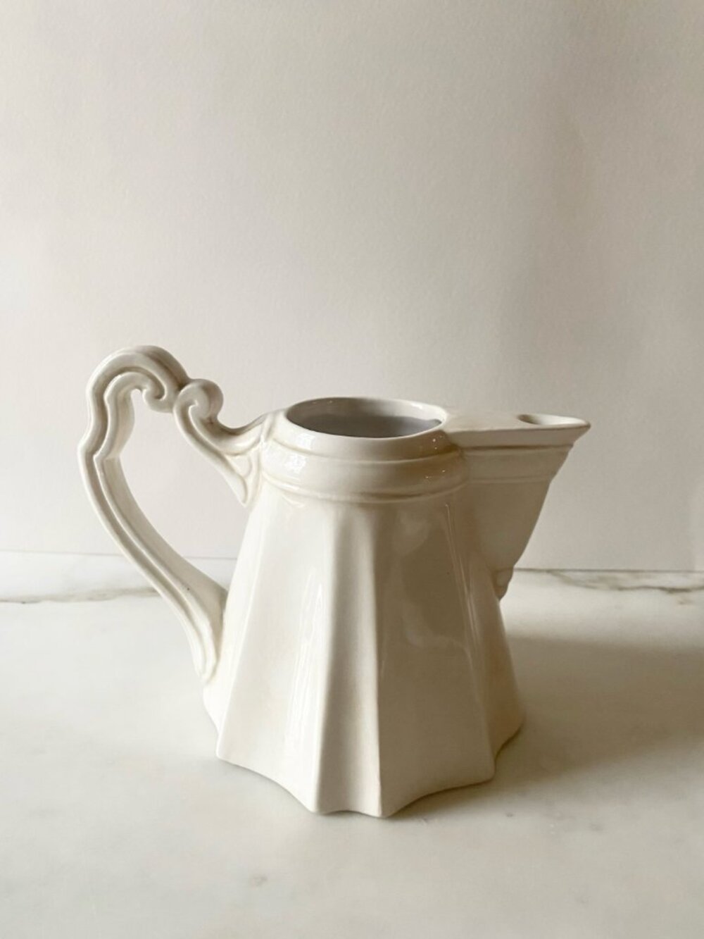 Vietri Incanto Stone White / Baroque style Creamer